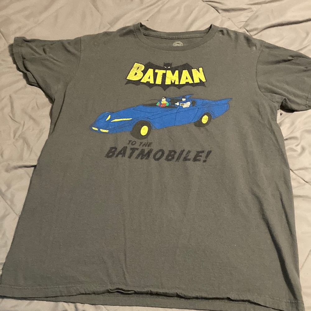 Men’s DC Comics Batman Distressed Graphic T-shirt Size L (fits like S)